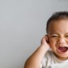 Seu filho está com zumbido no ouvido? Saiba o que pode ser