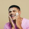 Especialistas dão dicas valiosas para homens que querem fazer skincare