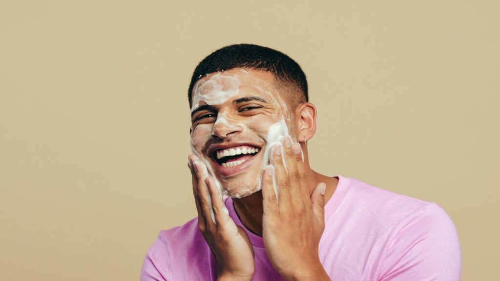 Especialistas dão dicas valiosas para homens que querem fazer skincare