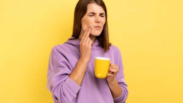 A dor de dente ao consumir algo quente ou gelada pode diminuir com hábitos simples
