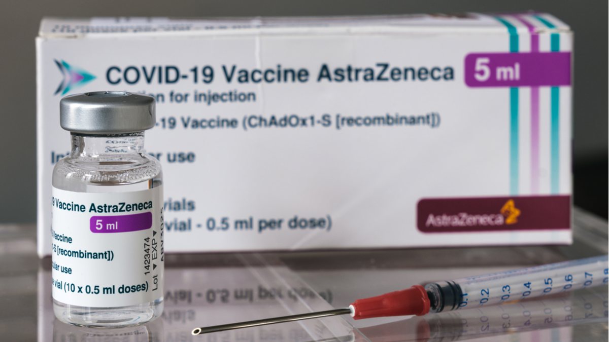 A vacina foi suspensa na União Europeia por suspeitas de relação com casos de trombose entre os pacientes imunizados; especialista comenta o assunto