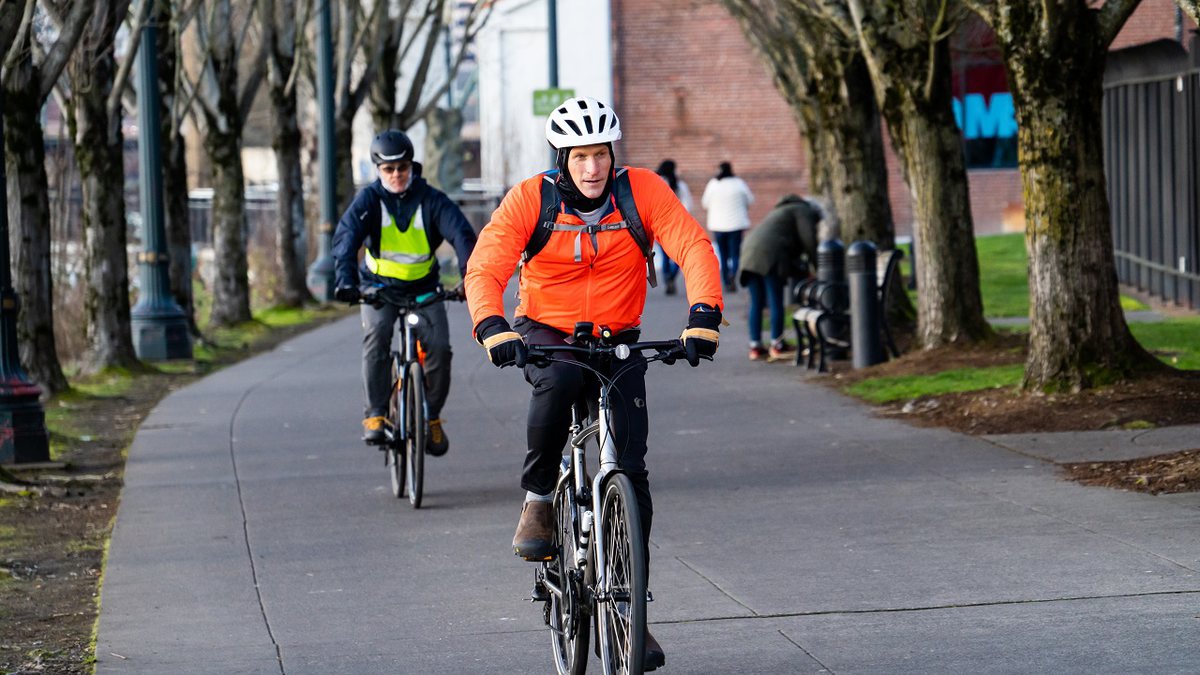 Se alongar e manter-se hidratado é fundamental para os ciclistas