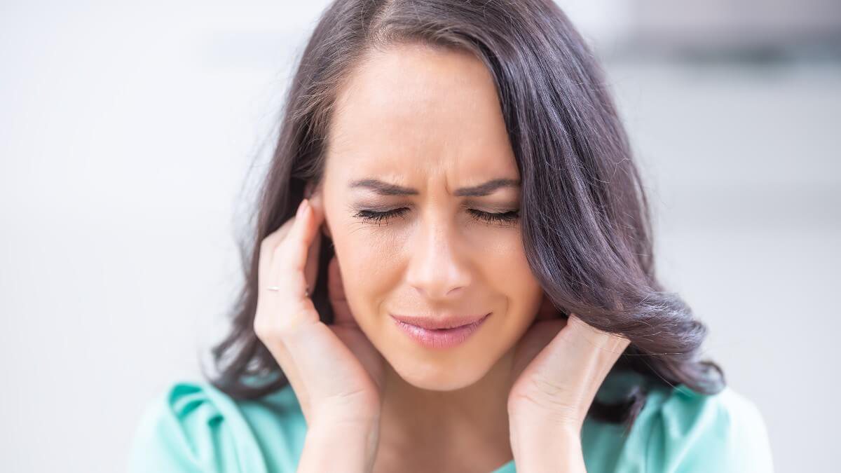 Relatório britânico analisou uma série de estudos e concluiu que a Covid-19 pode causar zumbido no ouvido e outros problemas relacionados