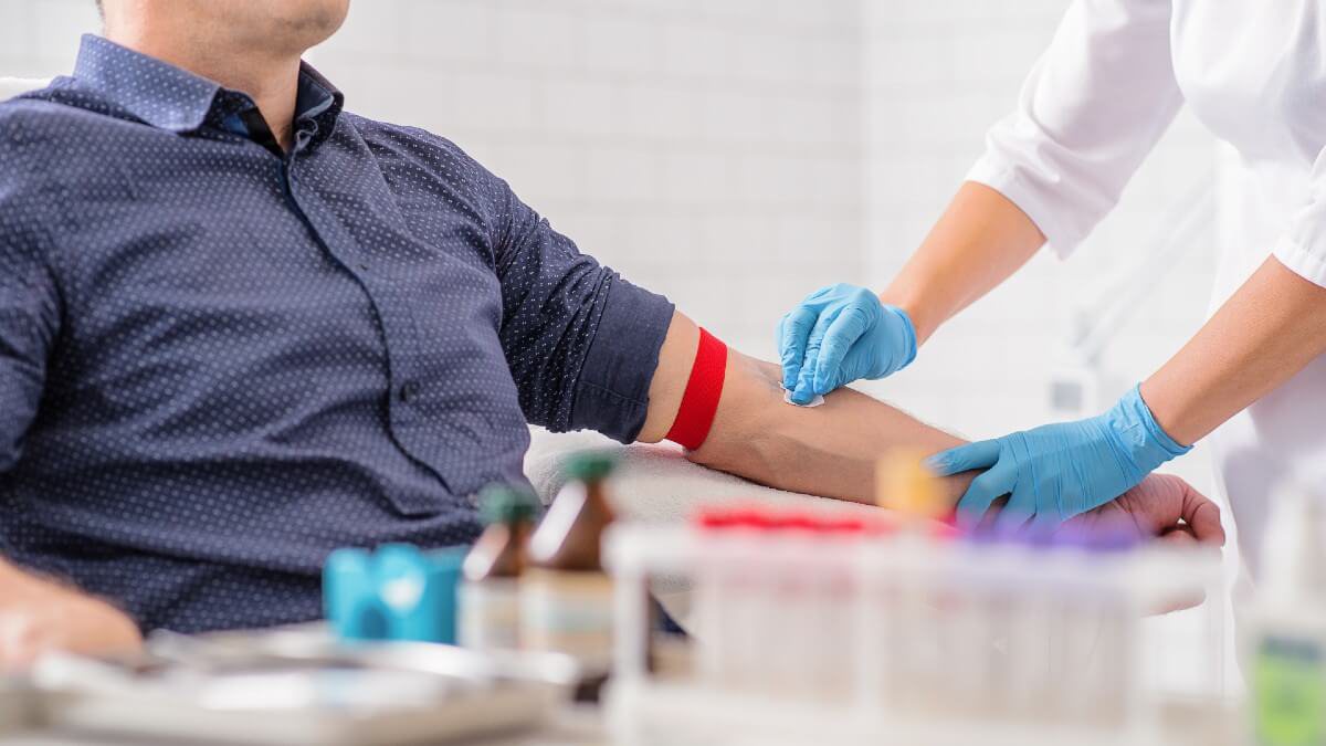 Profissional da saúde esclarece os principais mitos sobre a doação de sangue. Estoques de bolsas de sangue do país seguem baixos