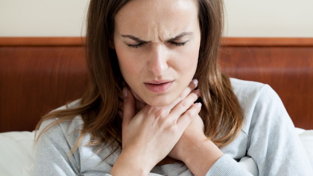 Dor de garganta recorrente pode ser câncer de laringe; saiba como cuidar da saúde vocal