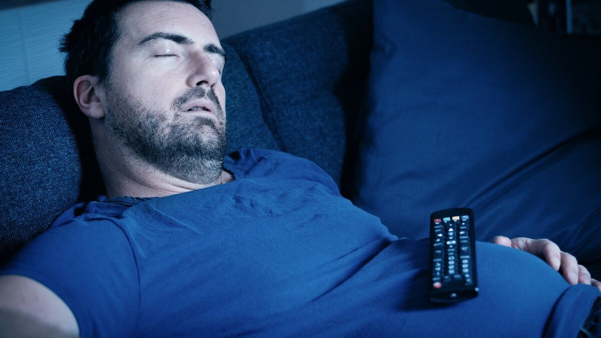 Dormir mal aumenta gordura da barriga e provoca doenças, diz estudo