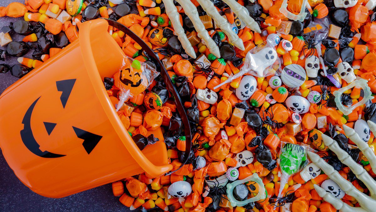 Vai comemorar o Halloween? Saiba como evitar o consumo excessivo de doces