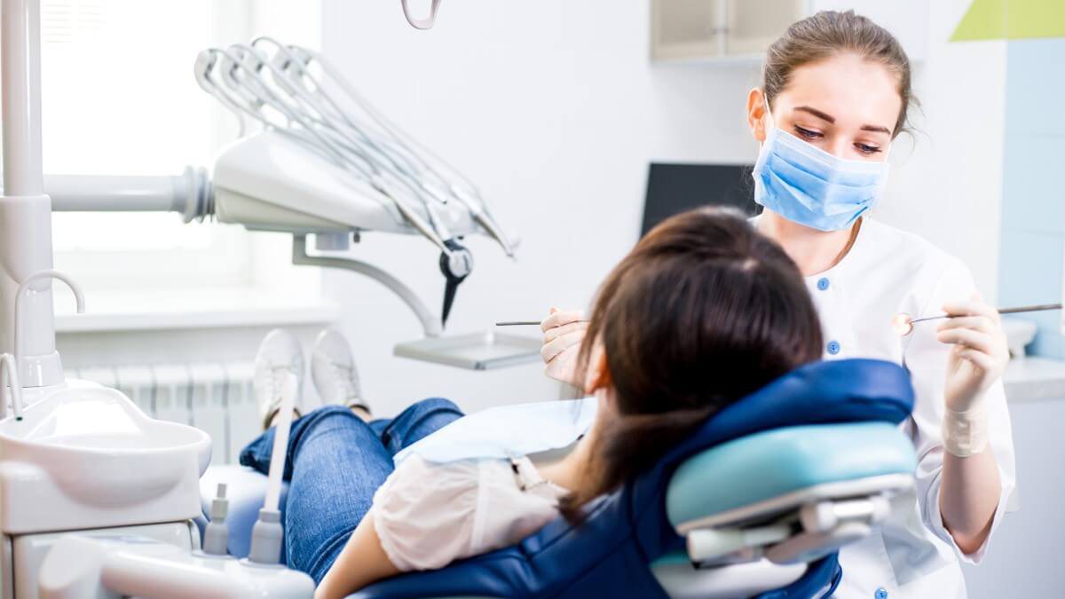 Pesquisadores indicam que indivíduos com doença periodontal possuem mais chance de desenvolver a forma grave da doença. Higiene bucal é fundamental