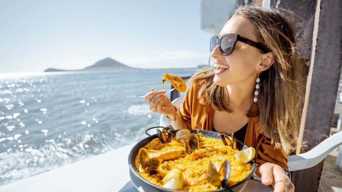 O que comer na praia? Pastel pode ser mais seguro que salada de frutas; entenda