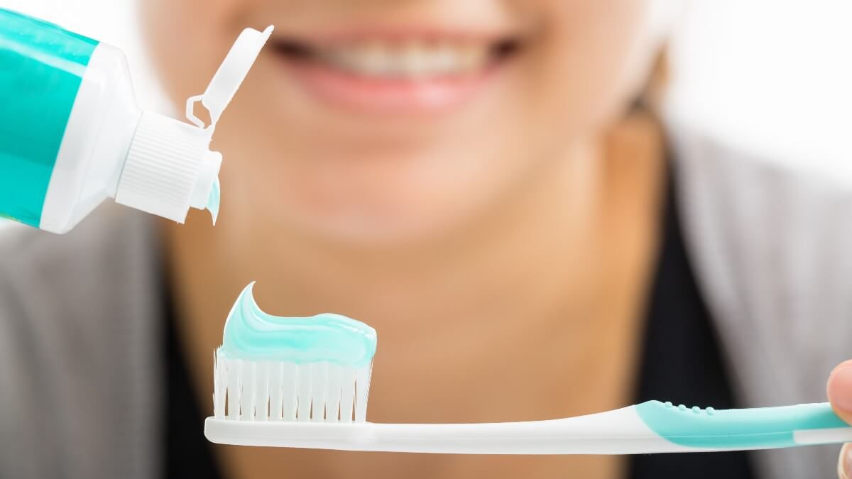 Escovar e depois usar fio dental? Entenda a ordem correta da higiene bucal