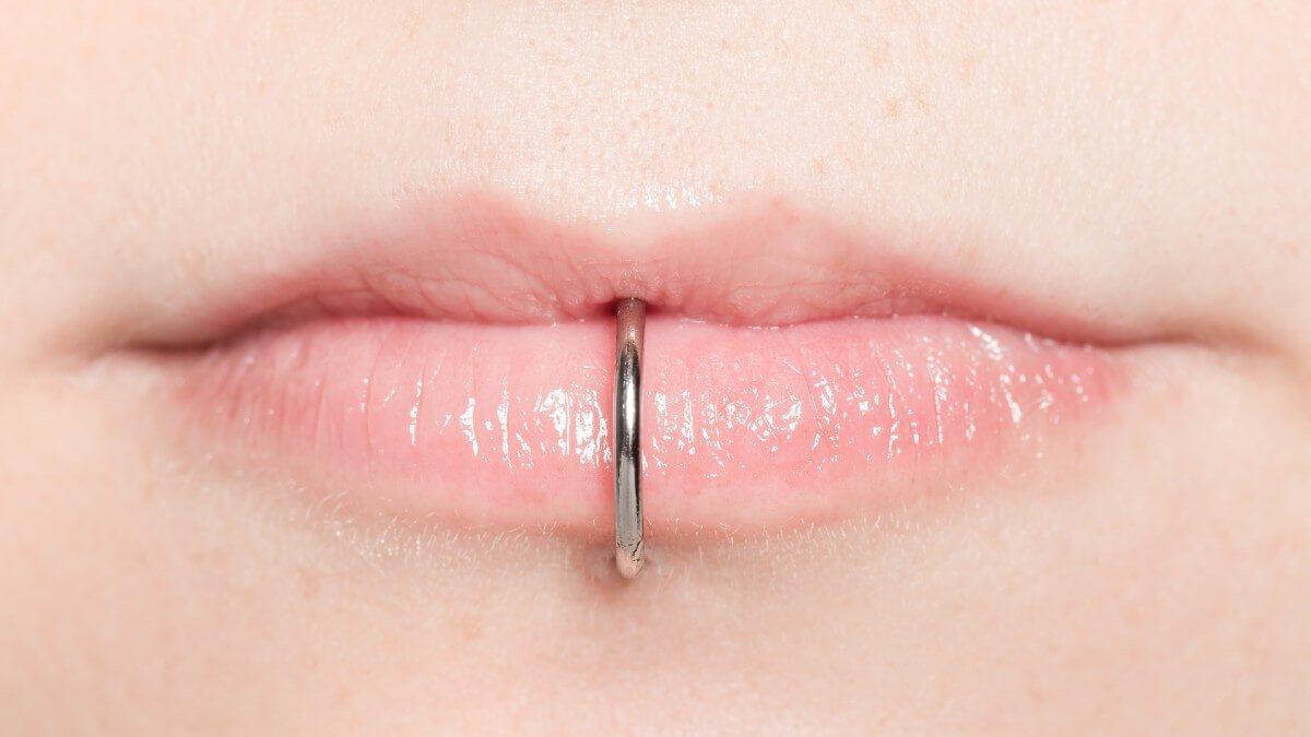 Entenda os riscos de colocar piercing na boca