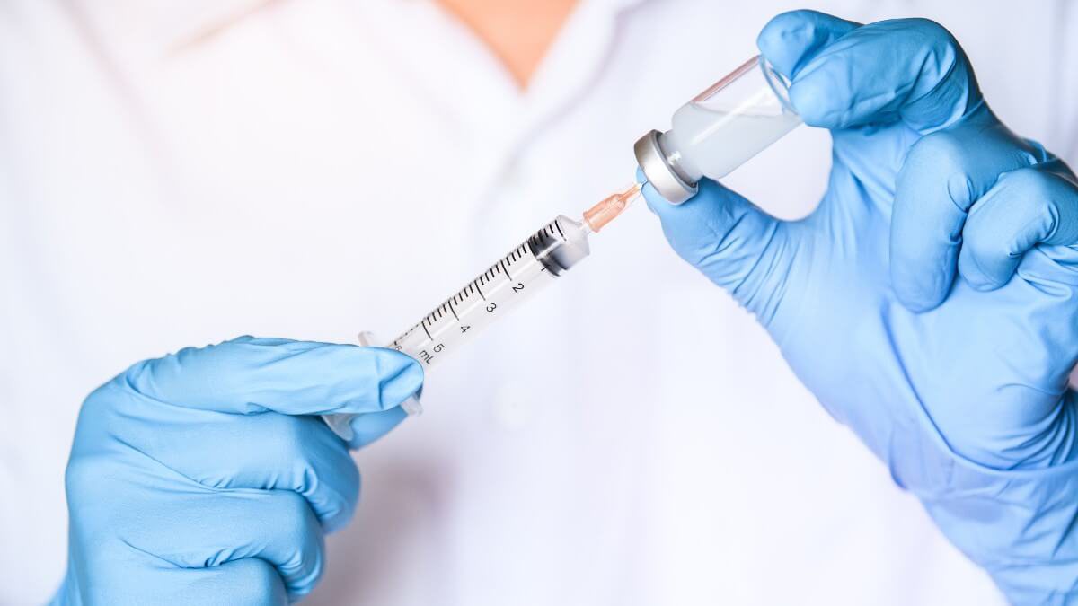 Cardiologistas publicam estudo sobre reações das vacinas contra Covid-19