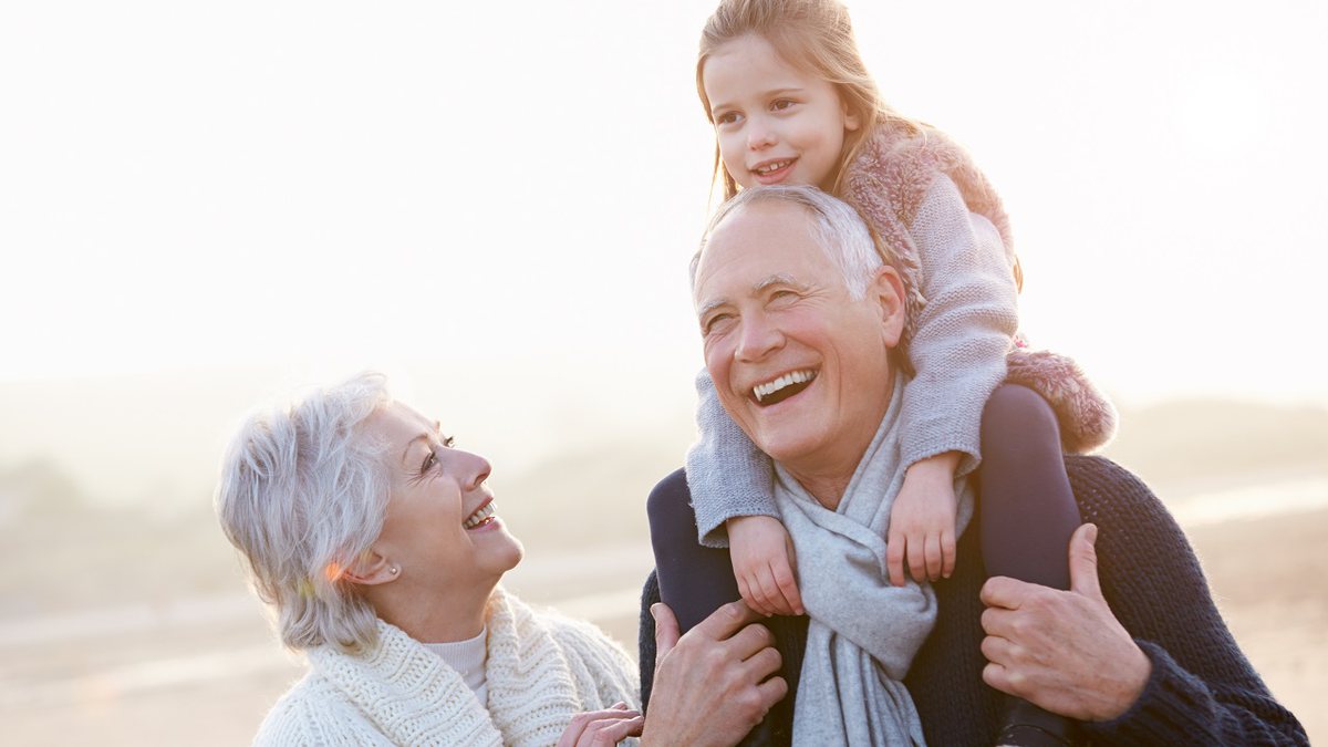 Dia dos Avós: saiba como o cálcio e a vitamina D ajudam na saúde dos idosos