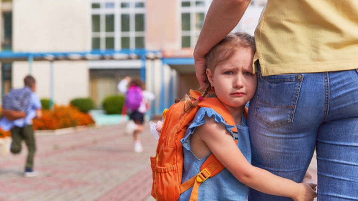 Especialista alerta os pais sobre o que devem fazer quando os filhos não querem cumprimentar determinadas pessoas