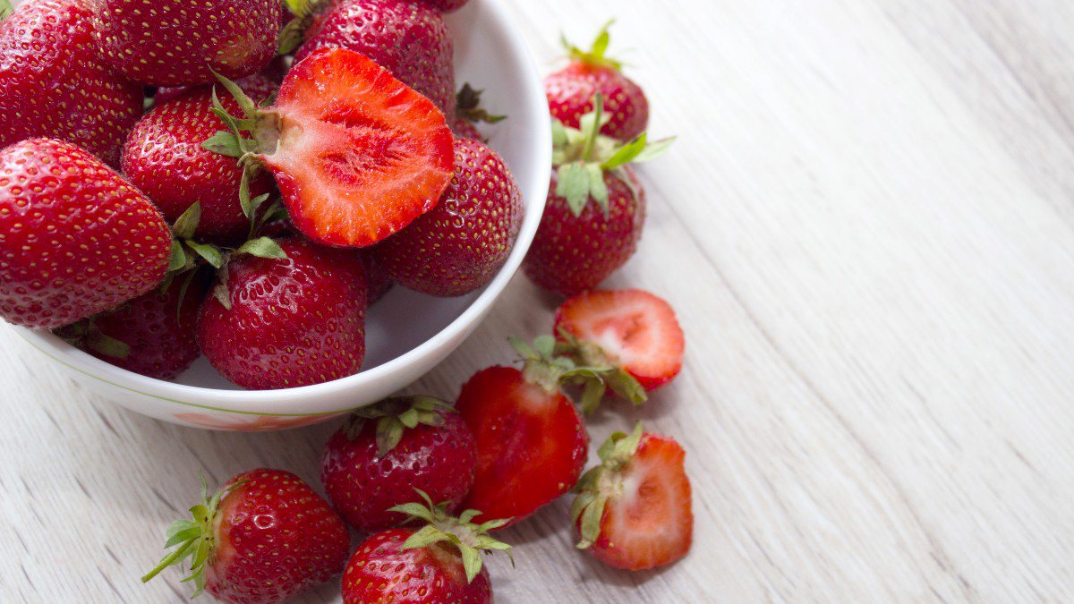 Nutrólogo explica os benefícios que a fruta pode proporcionar e qual a quantidade ideal de consumo. Morangos são deliciosos e saudáveis