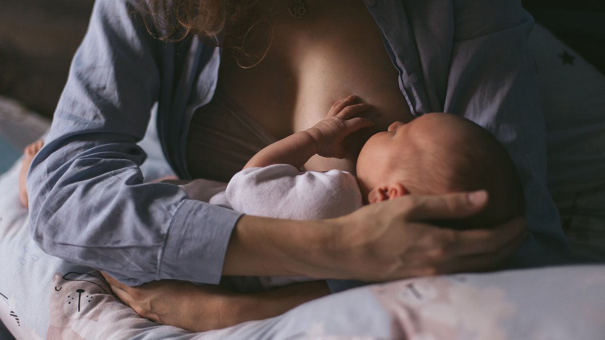 Amamentação pode ajudar a prevenir à covid-19 em bebês