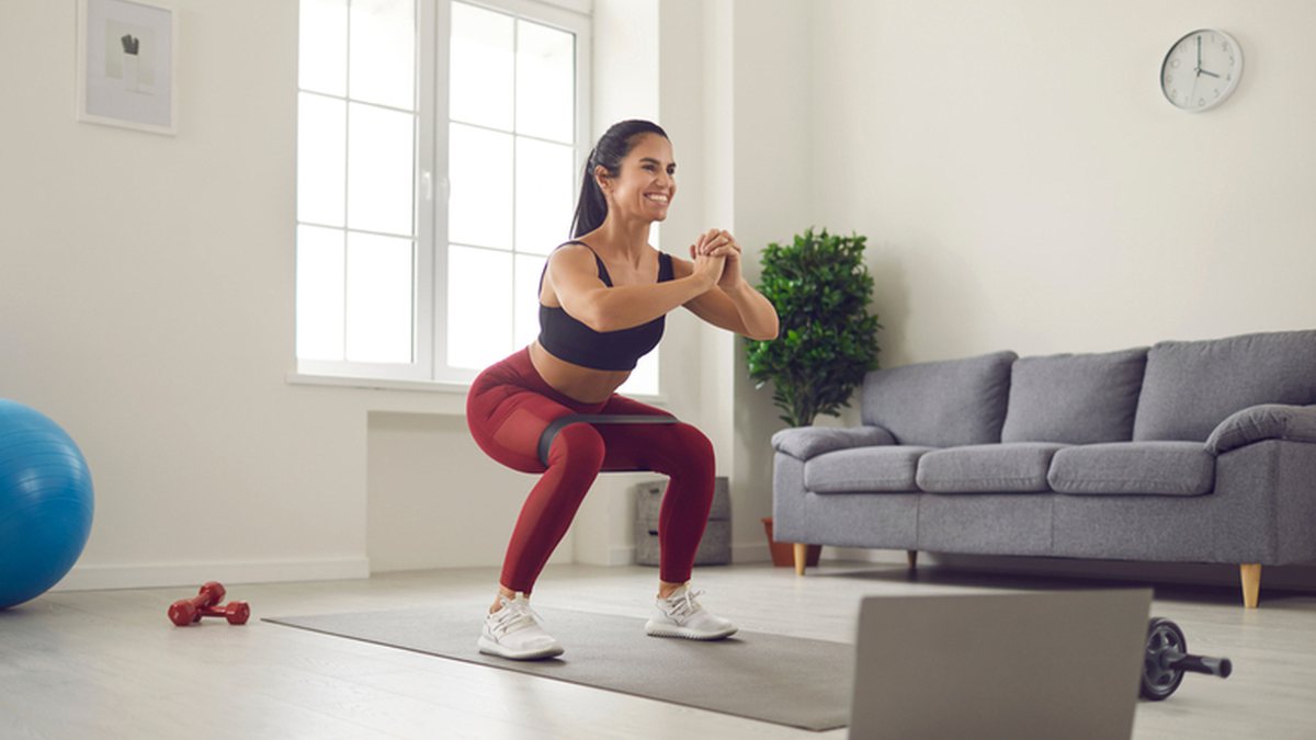 Veja como é possível ter uma rotina de exercícios físicos sem sair de casa