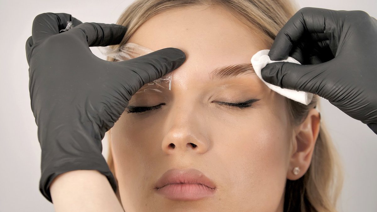 Permanente de cílios, brow lamination, lash Lifting e desondulação de sobrancelhas estão em alta