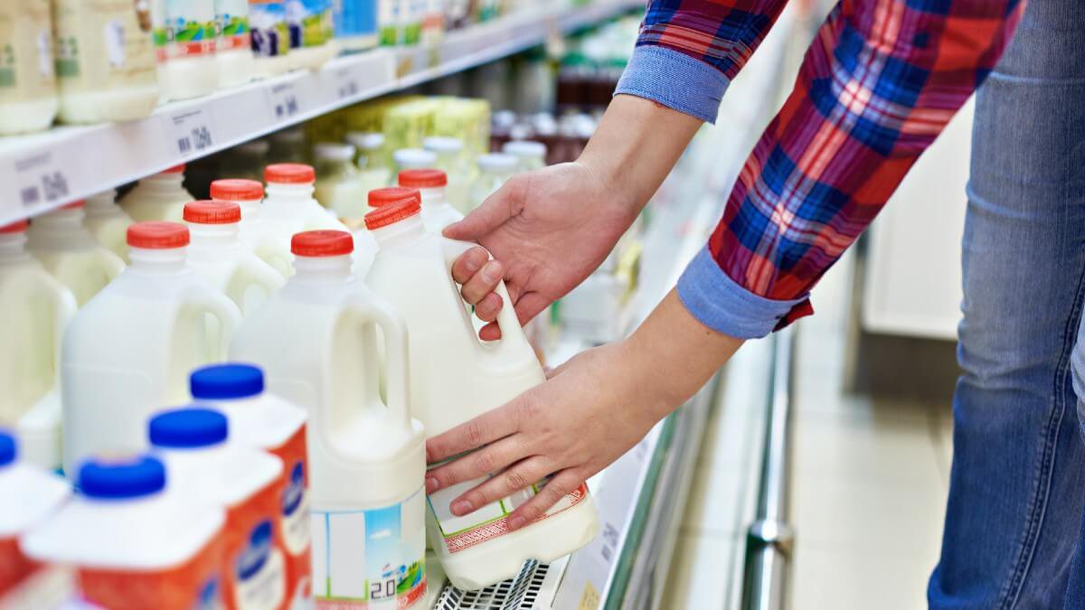 O soro de leite passou a ser mais comercializado após o encarecimento dos produtos. Nutrólogo explica diferenças entre os dois