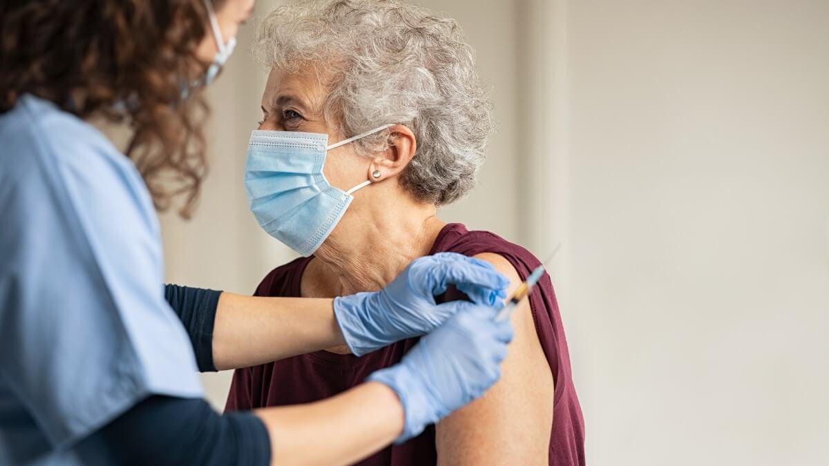 Um estudo feito pela University of Texas Health Houston mostrou que pessoas vacinadas contra Influenza tem uma menor chance de desenvolver Alzheimer